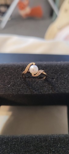 Beautiful 9ct gold and pearl - beautiful,